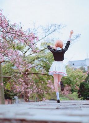 《不扣钮的女孩》